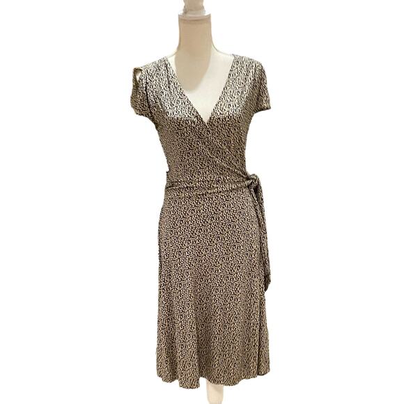 ANN TAYLOR SIZE 6 BLACK AND TAN SMALL LEAF PRINT CAP SLEEVE WRAP DRESS 6 - Picture 1 of 5